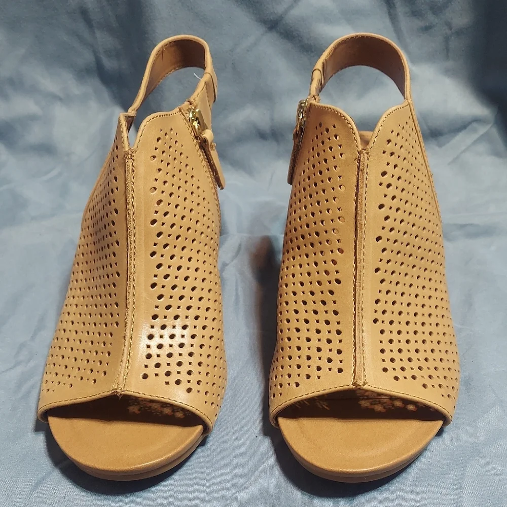 Comfortiva Skylynne Tan Leather Perforated Wedge Sandals Peep Toe Slingback Sz 9